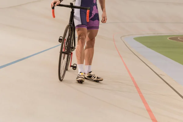 Ciclista in piedi vicino alla bicicletta — Foto stock