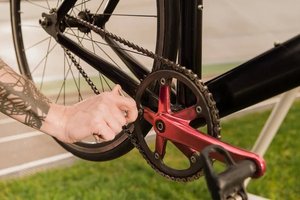 Hombre reparación de bicicleta - foto de stock