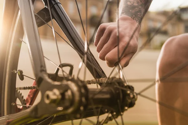 Homem de reparação de bicicleta — Fotografia de Stock