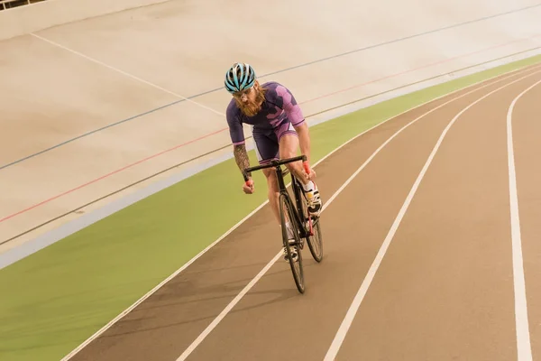 Ciclista en pista de ciclismo - foto de stock