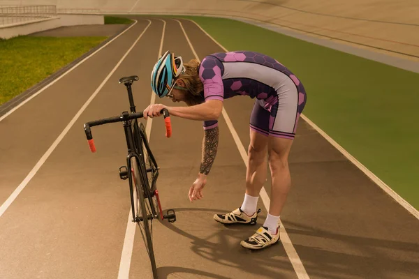 Ciclista su pista ciclabile — Foto stock