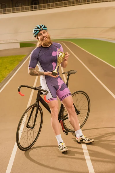 Ciclista con copa campeón - foto de stock