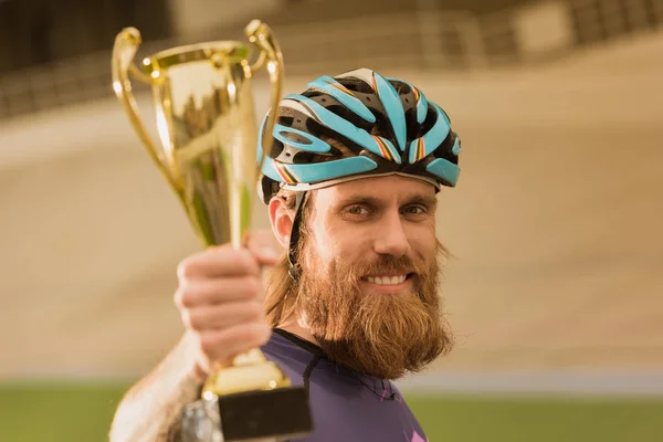 Велогонщик с кубком чемпиона — стоковое фото