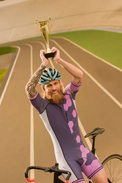Ciclista com copo campeão — Fotografia de Stock