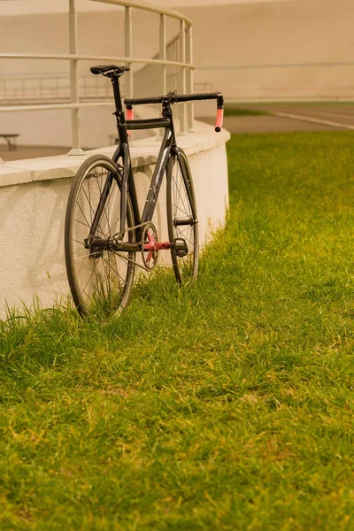 Bicicleta na grama verde — Fotografia de Stock