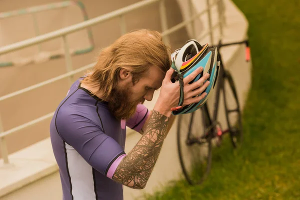 Ciclista usando capacete — Fotografia de Stock