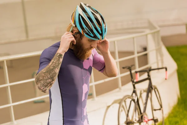 Ciclista usando capacete — Fotografia de Stock