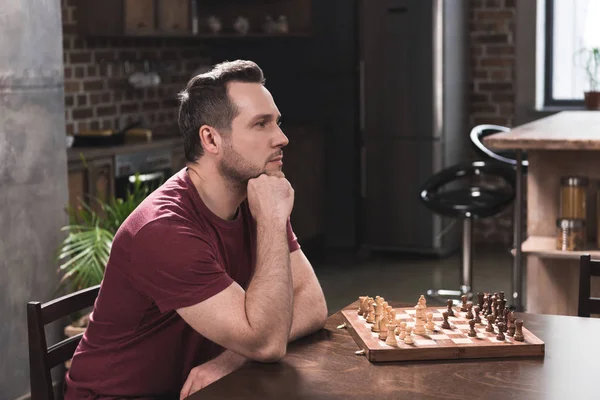 Hombre pensando en moverse en el ajedrez - foto de stock