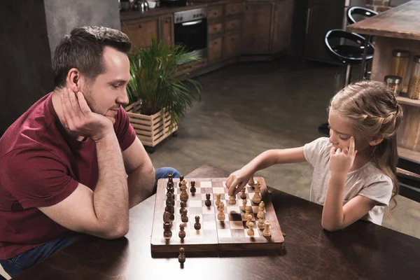Padre e hija jugando ajedrez - foto de stock