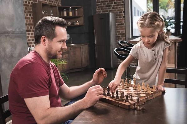 Fille arrangeant des pièces d'échecs — Photo de stock