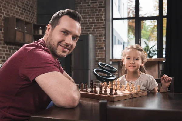 Padre e figlia in posa con scacchiera — Foto stock