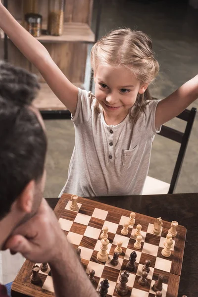 Дочка виграла шахову гру — стокове фото