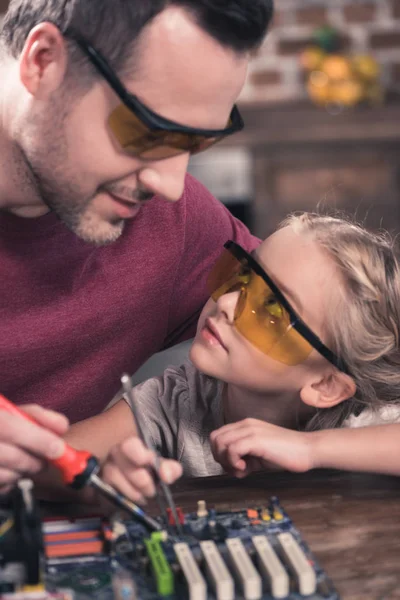 Father teaching daughter to braze — Stock Photo