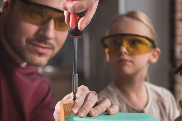 Father showing how use screwdriver — Stock Photo