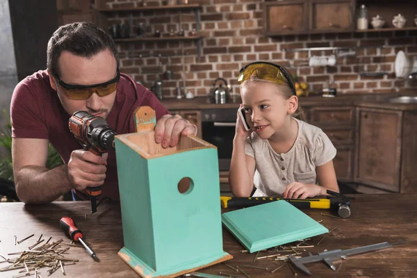 Father making birdhouse — Stock Photo