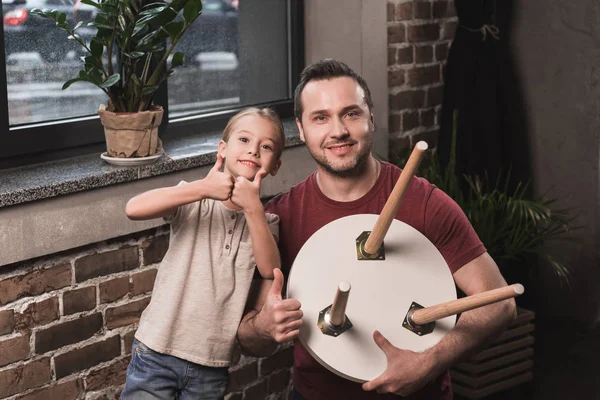 Tochter und Vater zeigen Daumen hoch — Stockfoto