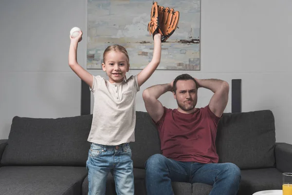 Hija feliz por el equipo de béisbol favorito - foto de stock