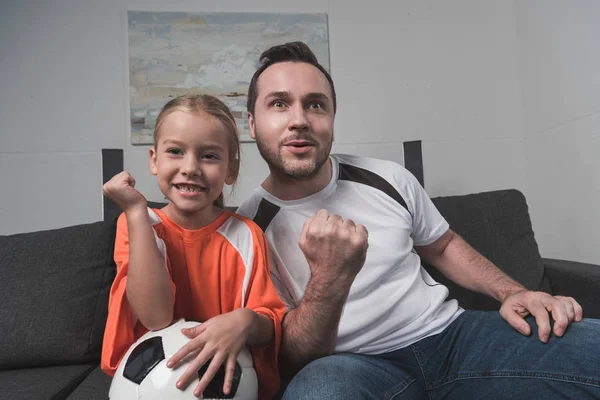 Figlia e padre hanno sostenuto la squadra di calcio — Foto stock