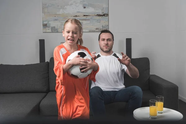 Дочка і батько розчаровані футбольним матчем — стокове фото