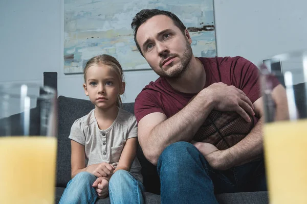 Padre e figlia a guardare la partita di basket — Foto stock