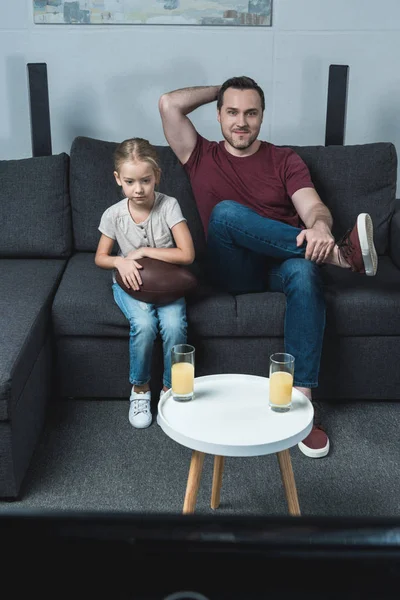 Pai e filha assistindo jogo de futebol americano — Fotografia de Stock