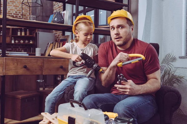 Padre e hija divirtiéndose - foto de stock