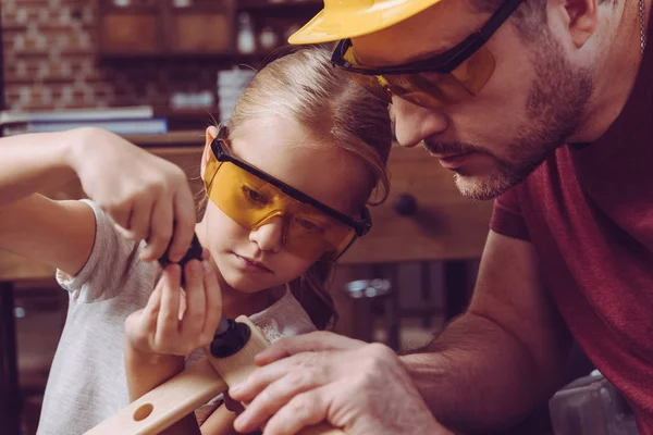 Padre e hija haciendo marco de madera - foto de stock