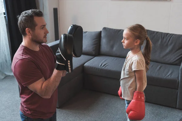 Padre enseñando boxeo hija - foto de stock
