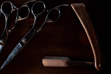 Makas ve tehlikeli bir jilet, masaya uzan, berber alet çantası, yakın plan.