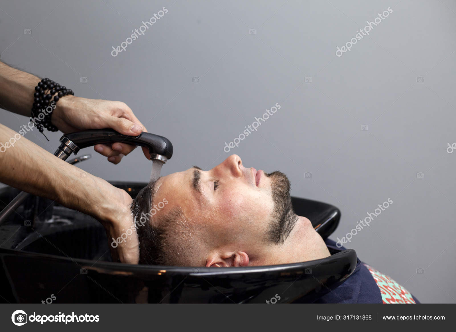 человек с залаченными волосами. мужчина парикмахер сплетничает с клиентом мужчиной. сон парикмахер мужчина. стрижка бороды в барбершопе. мытье мужской головы в салоне пошагово.