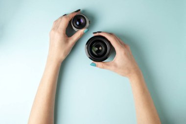 Renkli bir arka planda fotoğraf lensleri seti, fotoğraf ekipmanlarının seçimi ve karşılaştırması, el kameralarında fotoğraf ekipmanları bulunuyor