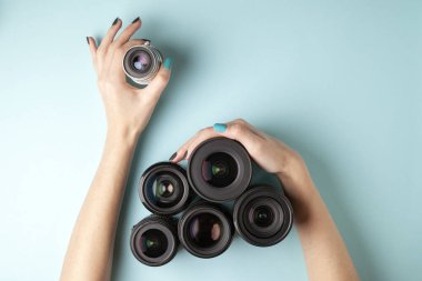 Renkli bir arka planda fotoğraf lensleri seti, fotoğraf ekipmanlarının seçimi ve karşılaştırması, el kameralarında fotoğraf ekipmanları bulunuyor