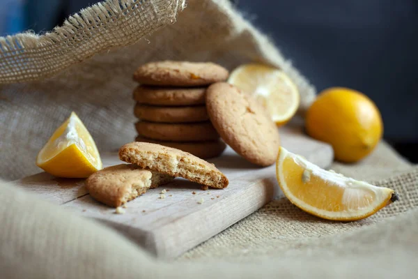Lemon cookies made at home, citrus baking deliciously lies on a table in a fabric, a recipe for fruit baking — Stock Photo, Image
