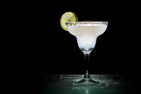 Klassischer Margarita-Cocktail mit Limette auf schwarzem Hintergrund — Stockfoto