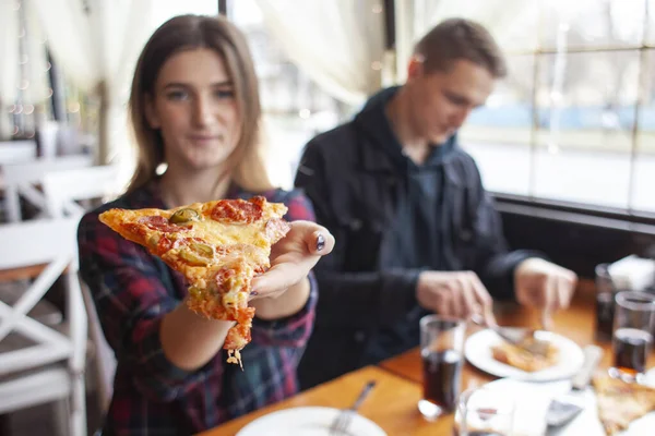 Chica joven comiendo una rebanada de pizza en el interior, estudiante chica da pizza, primer plano — Foto de Stock