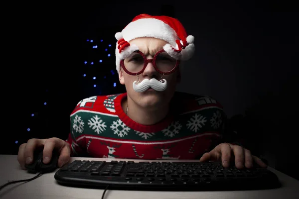 Facet gra na komputerze w Nowy Rok w nocy, samotny student gracz w Boże Narodzenie siedzi w pobliżu komputera — Zdjęcie stockowe
