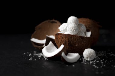 Siyah arka planda pişirilmiş hindistan cevizi sütü şekerleri, hindistan cevizli tatlı için malzemeler, Hindistan cevizli tatlı ürünler.