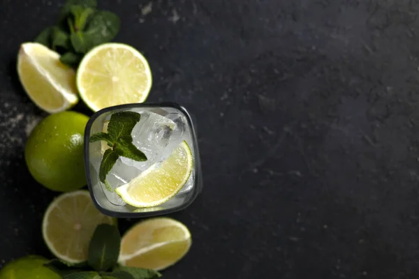 Processo di preparazione di cocktail fatti in casa, piatto con gli ingredienti per il mojito su fondo nero, un rinfrescante cocktail estivo — Foto Stock