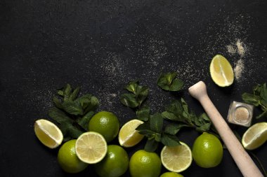 Koyu arkaplanda mojito yapmak için malzemeler, kireç, nane, aletler, mojito tarifi için düz yatış