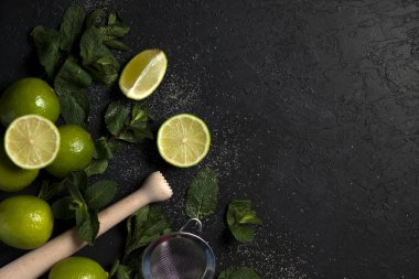 Koyu arkaplanda mojito yapmak için malzemeler, kireç, nane, aletler, mojito tarifi için düz yatış