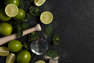 Koyu arkaplanda mojito yapmak için malzemeler, kireç, nane, aletler, mojito tarifi için düz yatış