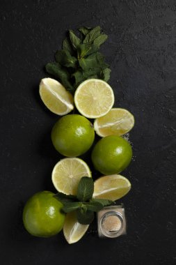 Koyu arkaplanda mojito yapmak için malzemeler, kireç, nane, aletler, mojito tarifi için düz yatış