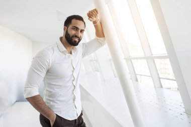 Yakışıklı ve başarılı bir adam sabahları pencerenin yanında beyaz bir gömlek giyer ve boşluğu kopyalardı.