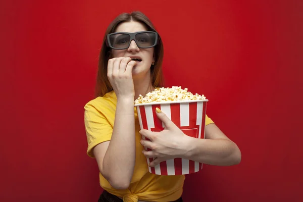 3Dメガネで映画のメロドラマと心配を見ている若い女の子の学生は 視聴者が感情を経験している — ストック写真
