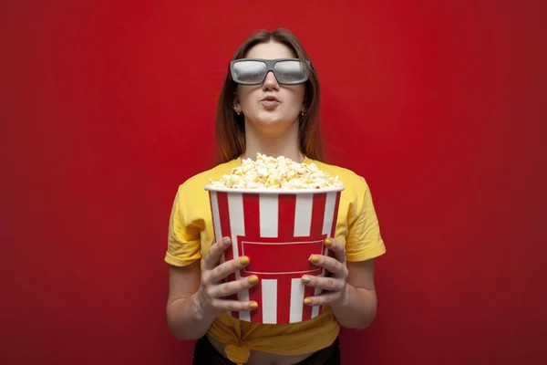 Happy Young Girl Viewer Glasses Holds Big Box Popcorn Watches — Stock Photo, Image