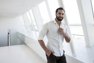 Yakışıklı ve başarılı bir adam sabahları pencerenin yanında beyaz bir gömlek giyer ve boşluğu kopyalardı.