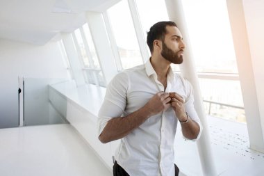 Yakışıklı ve başarılı bir adam sabahları pencerenin yanında beyaz bir gömlek giyer ve boşluğu kopyalardı.