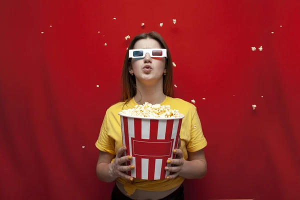 Divertida Joven Sorprendida Gafas Viendo Una Película Comiendo Palomitas Maíz — Foto de Stock