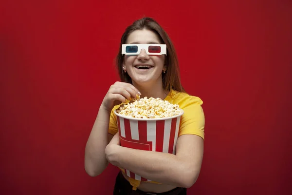 Belle Jeune Fille Lunettes Manger Pop Corn Regarder Film Sur — Photo