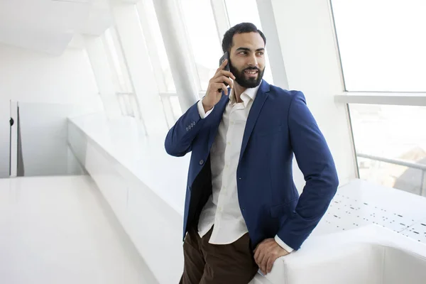 Atractivo Empresario Exitoso Traje Hablando Por Teléfono Una Oficina Blanca — Foto de Stock